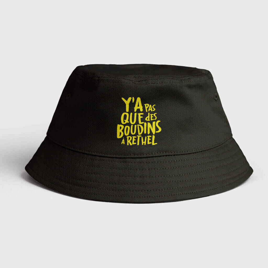 Bob noir, avec le texte y'a pas que des boudins à Rethel en jaune, de vilains-voisins imprimerie et studio de design graphique à Rethel, dans les Ardennes.