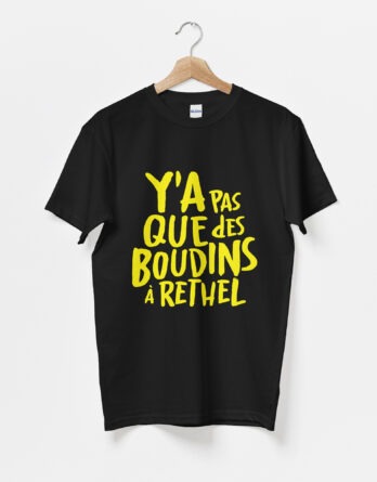 T-shirt noir, avec le texte y'a pas que des boudins à Rethel en jaune, de vilains-voisins imprimerie et studio de design graphique à Rethel, dans les Ardennes.