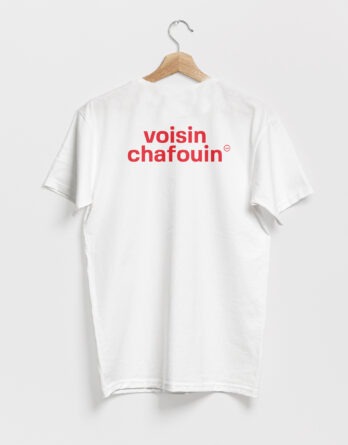 T-shirt blanc, avec le texte voisin chafouin en rouge, de vilains-voisins imprimerie et studio de design graphique à Rethel, dans les Ardennes.