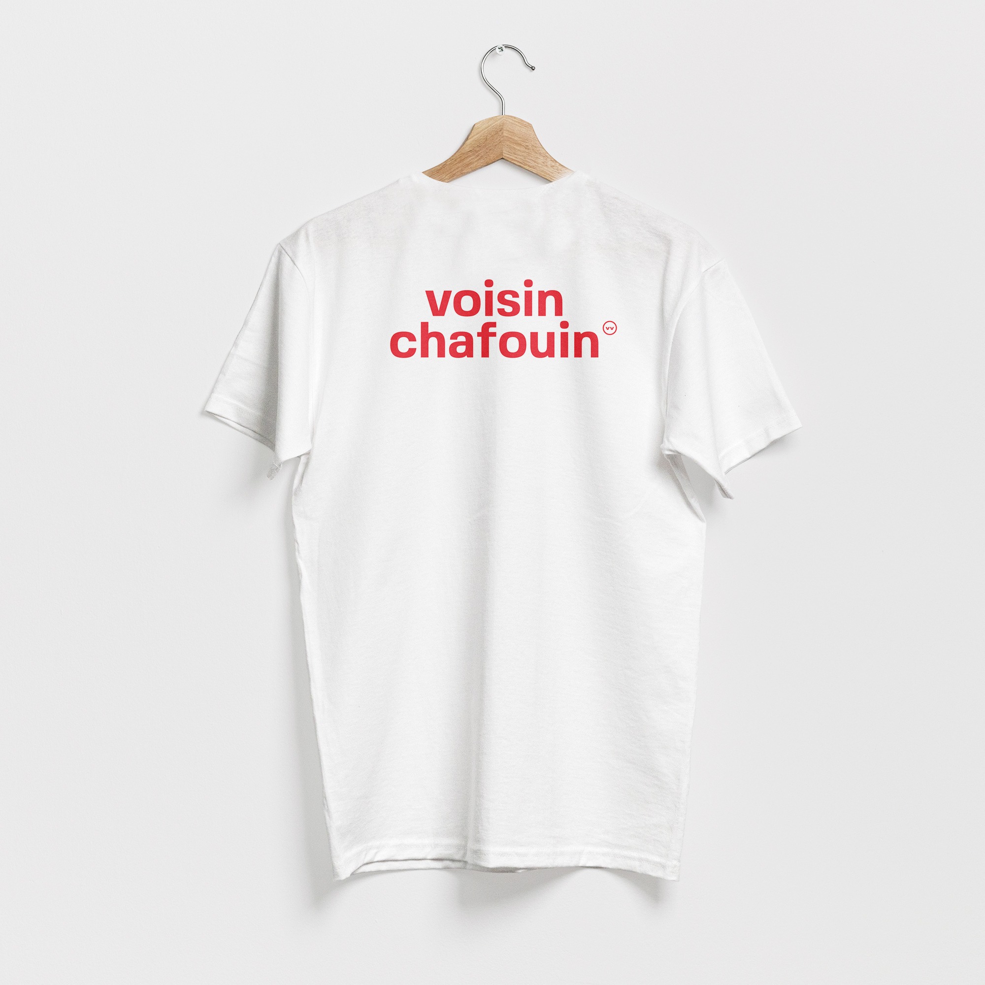 T-shirt blanc, avec le texte voisin chafouin en rouge, de vilains-voisins imprimerie et studio de design graphique à Rethel, dans les Ardennes.