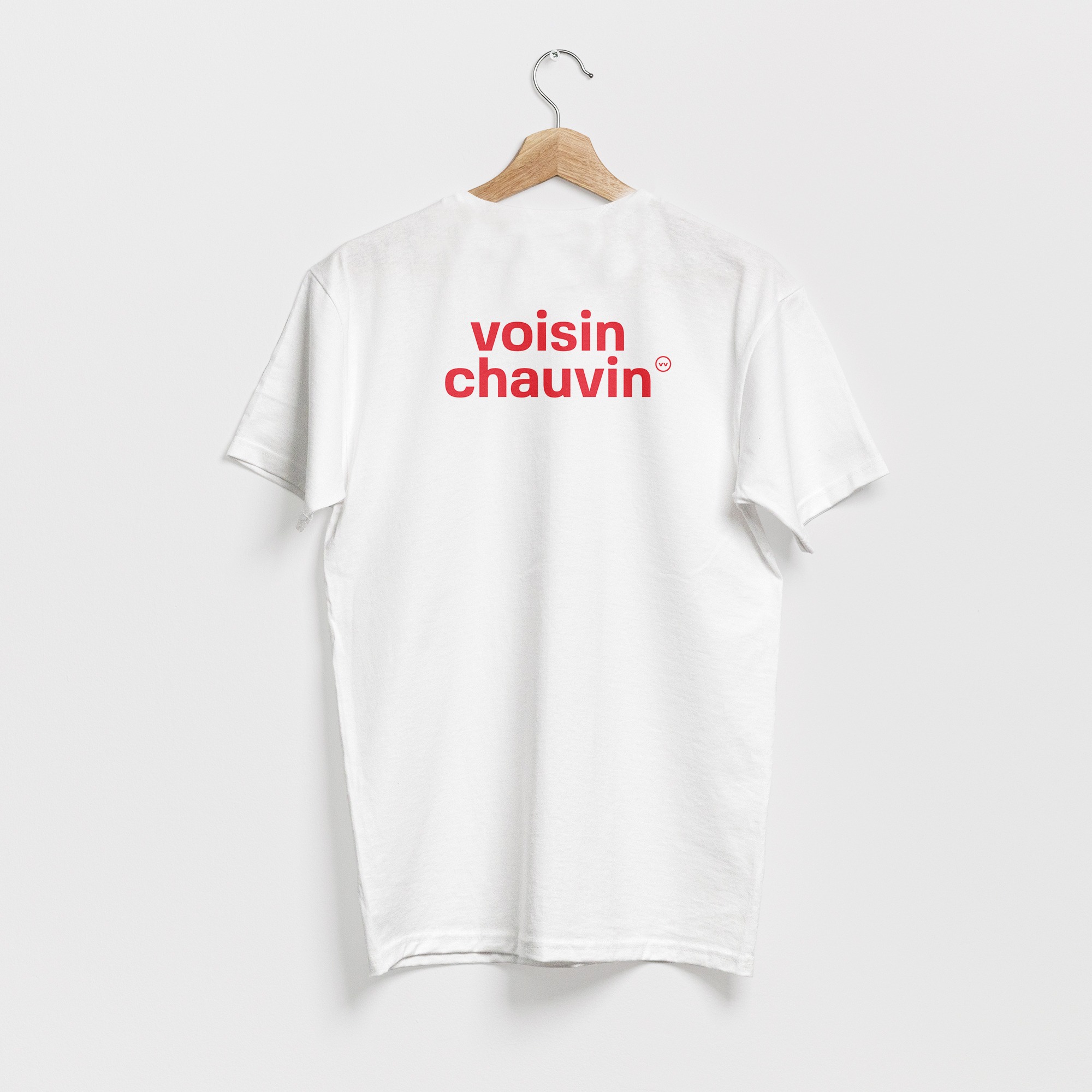 T-shirt blanc, avec le texte voisin chauvin en rouge, de vilains-voisins imprimerie et studio de design graphique à Rethel, dans les Ardennes.