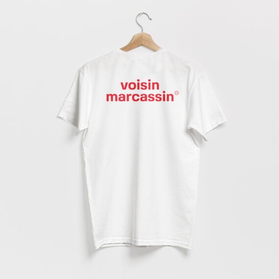 T-shirt blanc, avec le texte voisin marcassin en rouge, de vilains-voisins imprimerie et studio de design graphique à Rethel, dans les Ardennes.