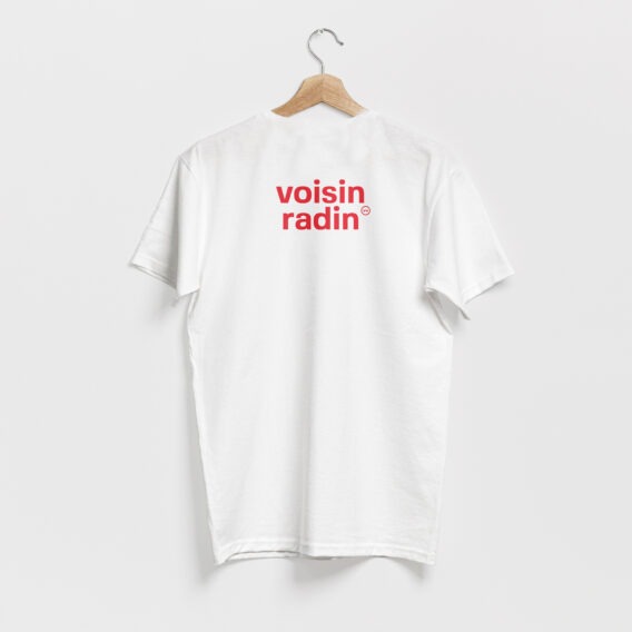 T-shirt blanc, avec le texte voisin radin en rouge, de vilains-voisins imprimerie et studio de design graphique à Rethel, dans les Ardennes.