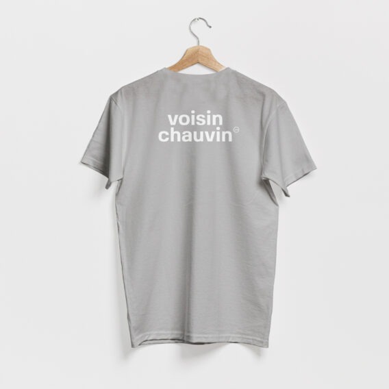 T-shirt gris, avec le texte voisin chauvin en blanc, de vilains-voisins imprimerie et studio de design graphique à Rethel, dans les Ardennes.