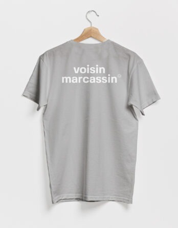 T-shirt gris, avec le texte voisin marcassin en blanc, de vilains-voisins imprimerie et studio de design graphique à Rethel, dans les Ardennes.