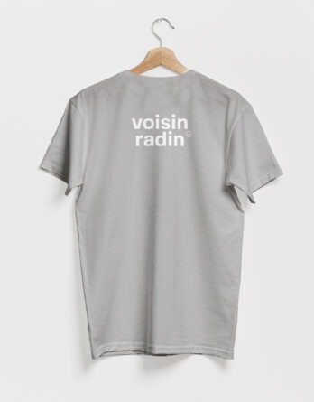 T-shirt gris, avec le texte voisin radin en blanc, de vilains-voisins imprimerie et studio de design graphique à Rethel, dans les Ardennes.