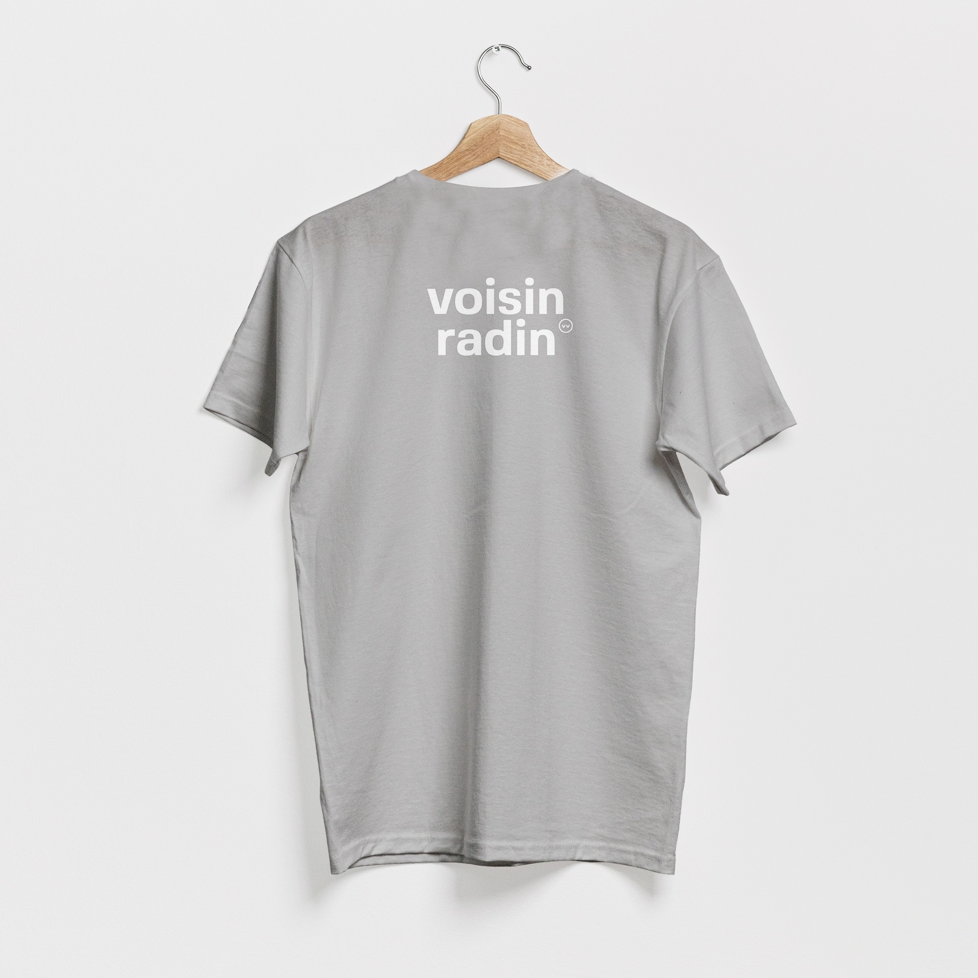 T-shirt gris, avec le texte voisin radin en blanc, de vilains-voisins imprimerie et studio de design graphique à Rethel, dans les Ardennes.