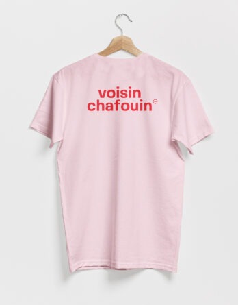 T-shirt rose, avec le texte voisin chafouin en rouge, de vilains-voisins imprimerie et studio de design graphique à Rethel, dans les Ardennes.