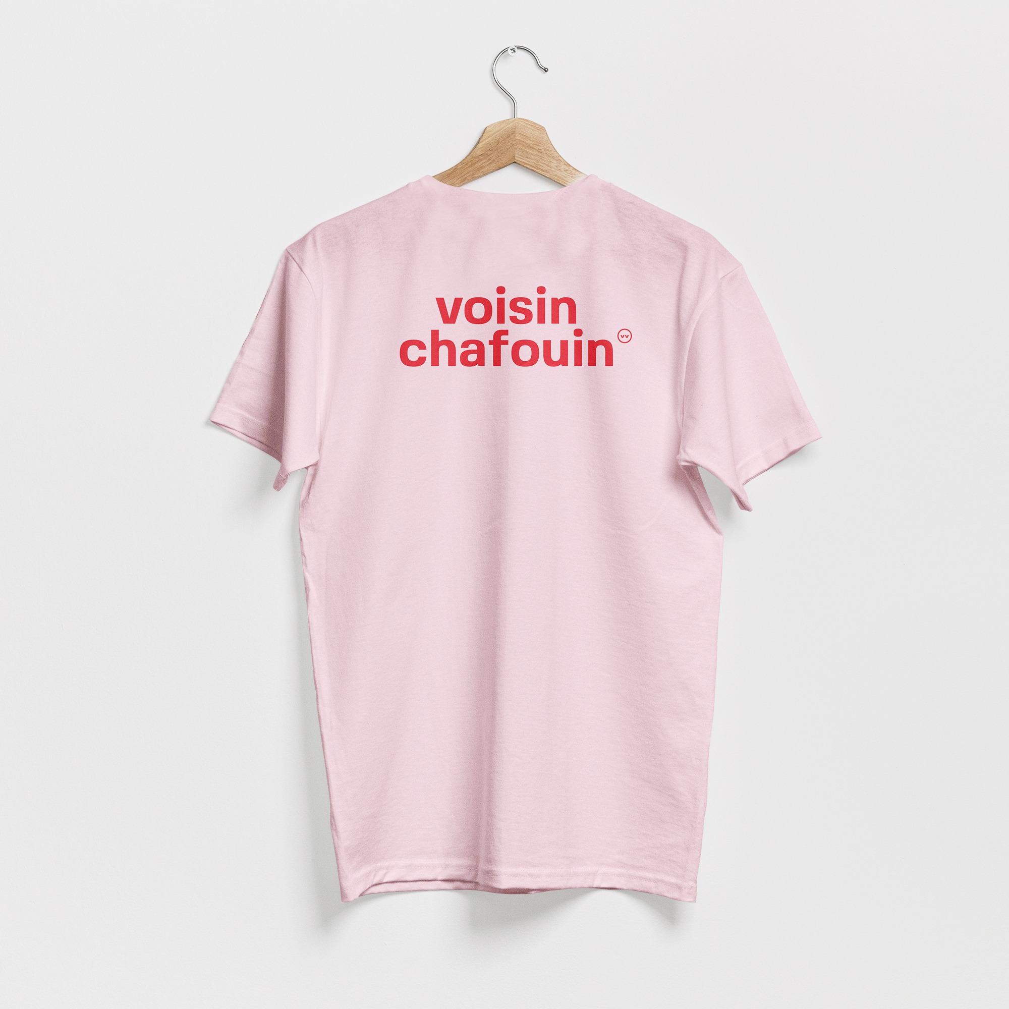 T-shirt rose, avec le texte voisin chafouin en rouge, de vilains-voisins imprimerie et studio de design graphique à Rethel, dans les Ardennes.