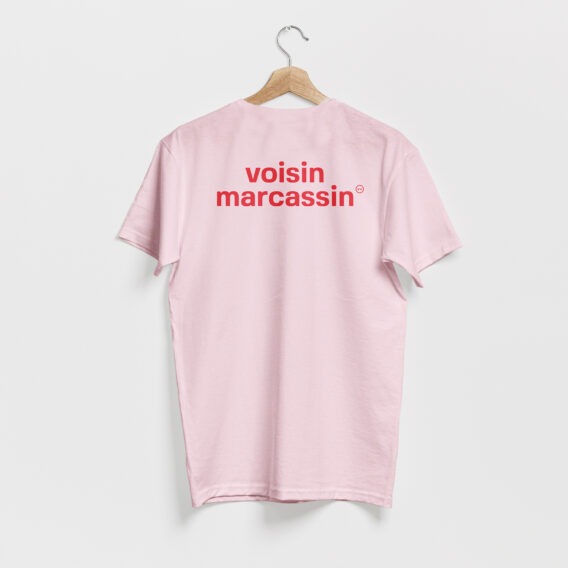 T-shirt rose, avec le texte voisin marcassin en rouge, de vilains-voisins imprimerie et studio de design graphique à Rethel, dans les Ardennes.