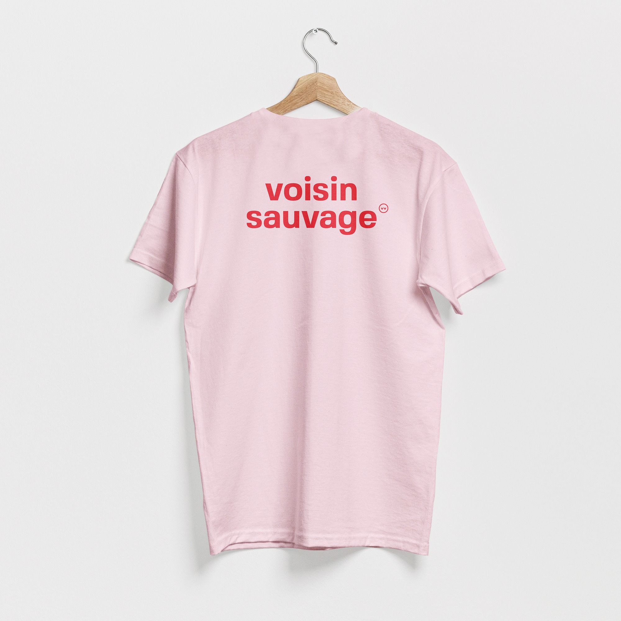 T-shirt rose, avec le texte voisin sauvage en rouge, de vilains-voisins imprimerie et studio de design graphique à Rethel, dans les Ardennes.