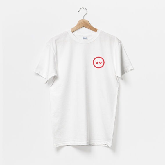 T-shirt blanc, avec le monogramme vv en rouge, de vilains-voisins imprimerie et studio de design graphique à Rethel, dans les Ardennes.