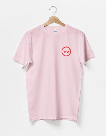 T-shirt rose, avec le monogramme vv en rouge, de vilains-voisins imprimerie et studio de design graphique à Rethel, dans les Ardennes.