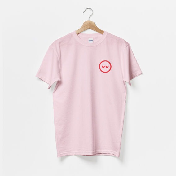 T-shirt rose, avec le monogramme vv en rouge, de vilains-voisins imprimerie et studio de design graphique à Rethel, dans les Ardennes.