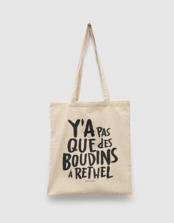 Tote bag naturel, avec le texte y'a pas que des boudins à Rethel en noir, de vilains-voisins imprimerie et studio de design graphique à Rethel, dans les Ardennes.