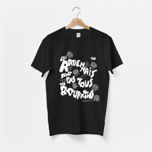 T-shirt 'Les Ardennais ne sont pas tous des bourrins' avec une typographie audacieuse et un design humoristique représentant l'esprit ardennais.
