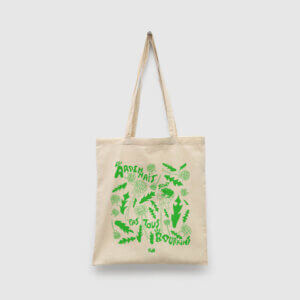 Tote Bag 'Les Ardennais ne sont pas tous des bourrins' avec typographie ludique et des éléments de l'humour local des Ardennes.