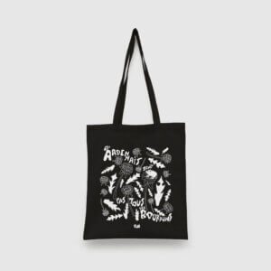 Tote Bag 'Les Ardennais ne sont pas tous des bourrins' avec typographie ludique et des éléments de l'humour local des Ardennes.