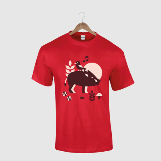 T-shirt homme rouge imprimé sanglier design et symbole Ardennes, de vilains-voisins imprimerie et studio de design graphique à Rethel